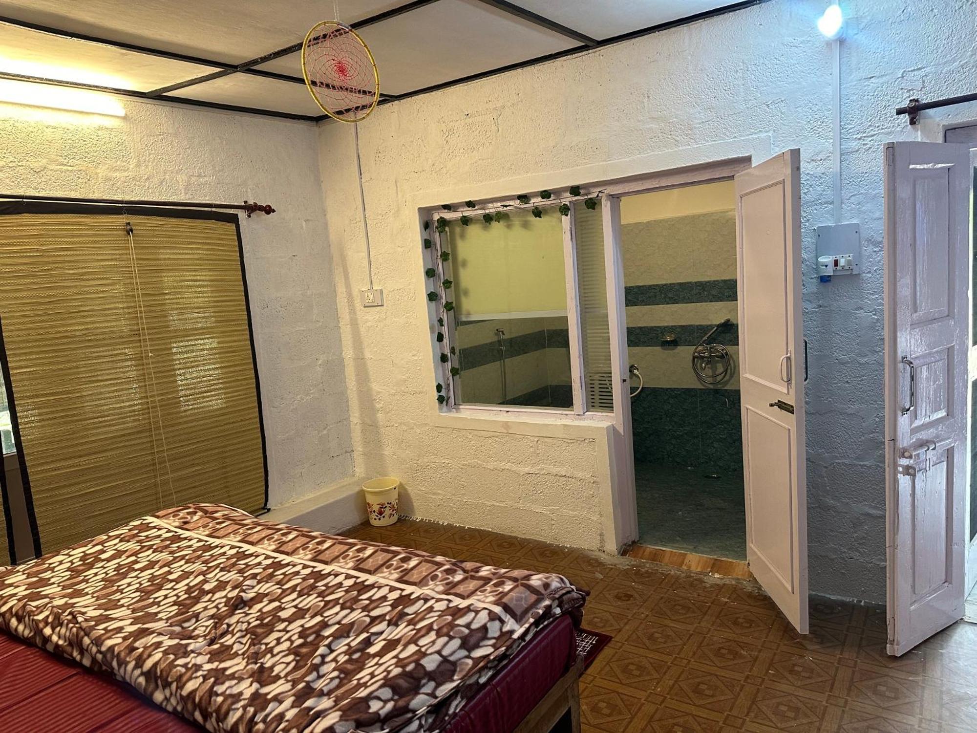 Dreamwoods A Travellers Farm Hostel Дхарамсала Екстериор снимка